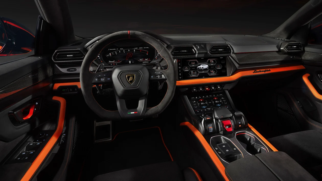 Habitaclul Lamborghini Urus SE, cu butonul de pornire protejat de clapeta roșie