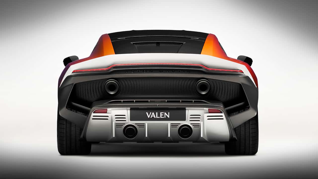 Spatele Aston Martin Valen, cu evacuare dublă pe două nivele
