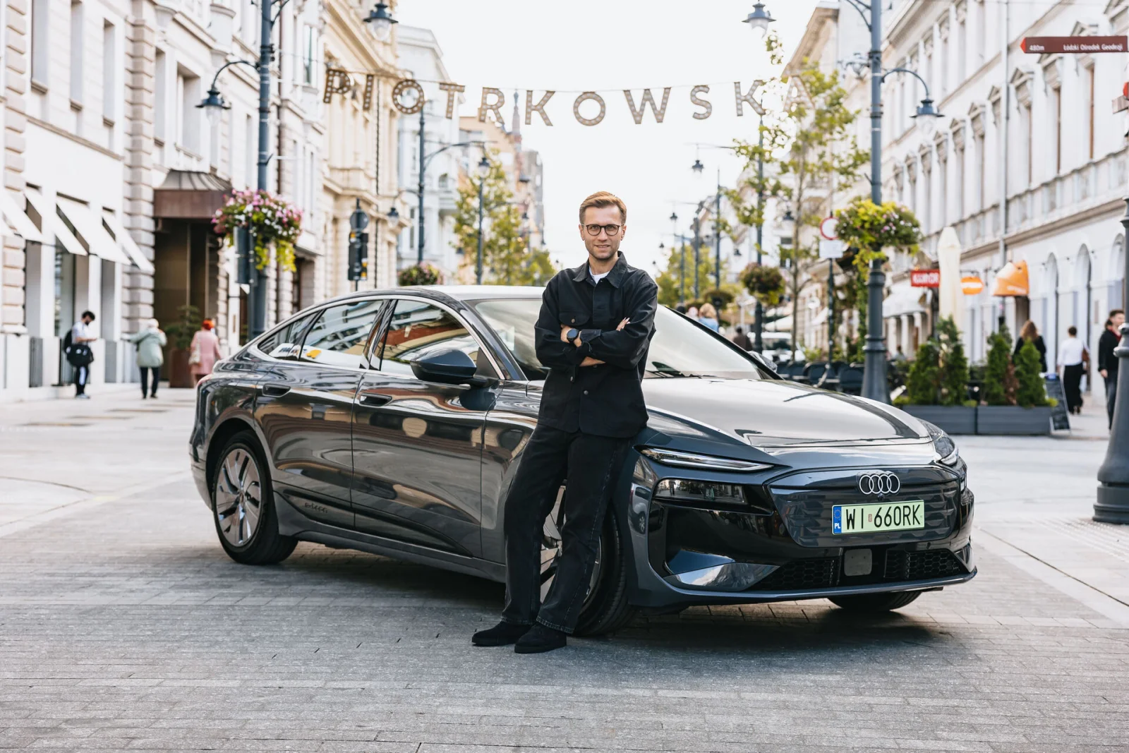 Miko Marczyk lângă Audi A6 Sportback e-tron performance folosit pentru record