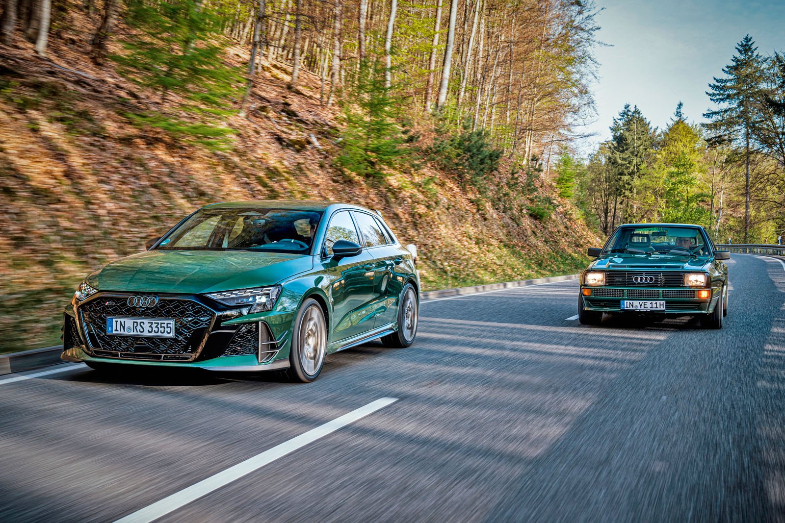 Audi RS3 Sportback verde, urmat de un Audi Sport quattro istoric