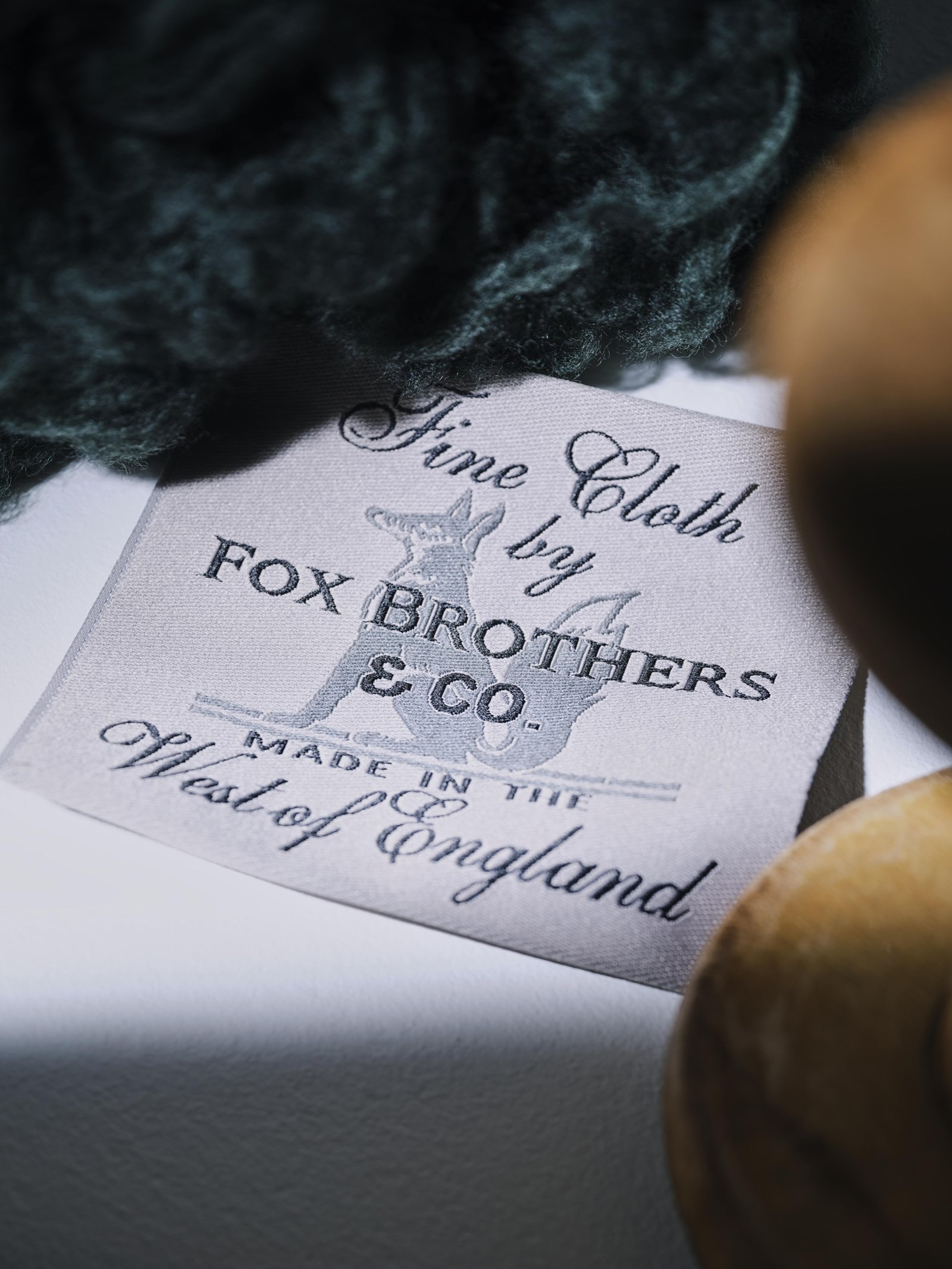 Etichetă Fox Brothers & Co., Fine Cloth, Made in the West of England