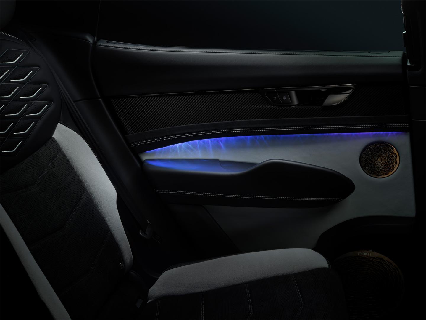 Ușa din spate a unui Bentley Torcal, cu iluminarea ambientală activată