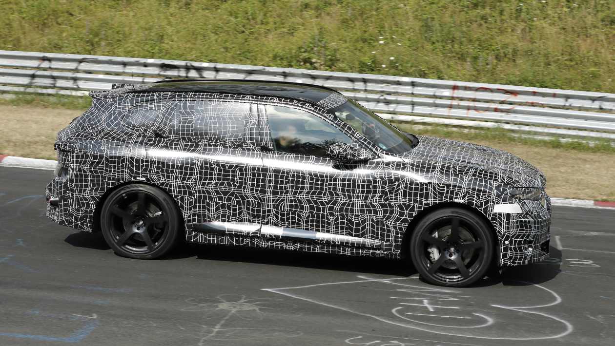 Prototipul BMW iX5 M văzut din lateral pe Nürburgring