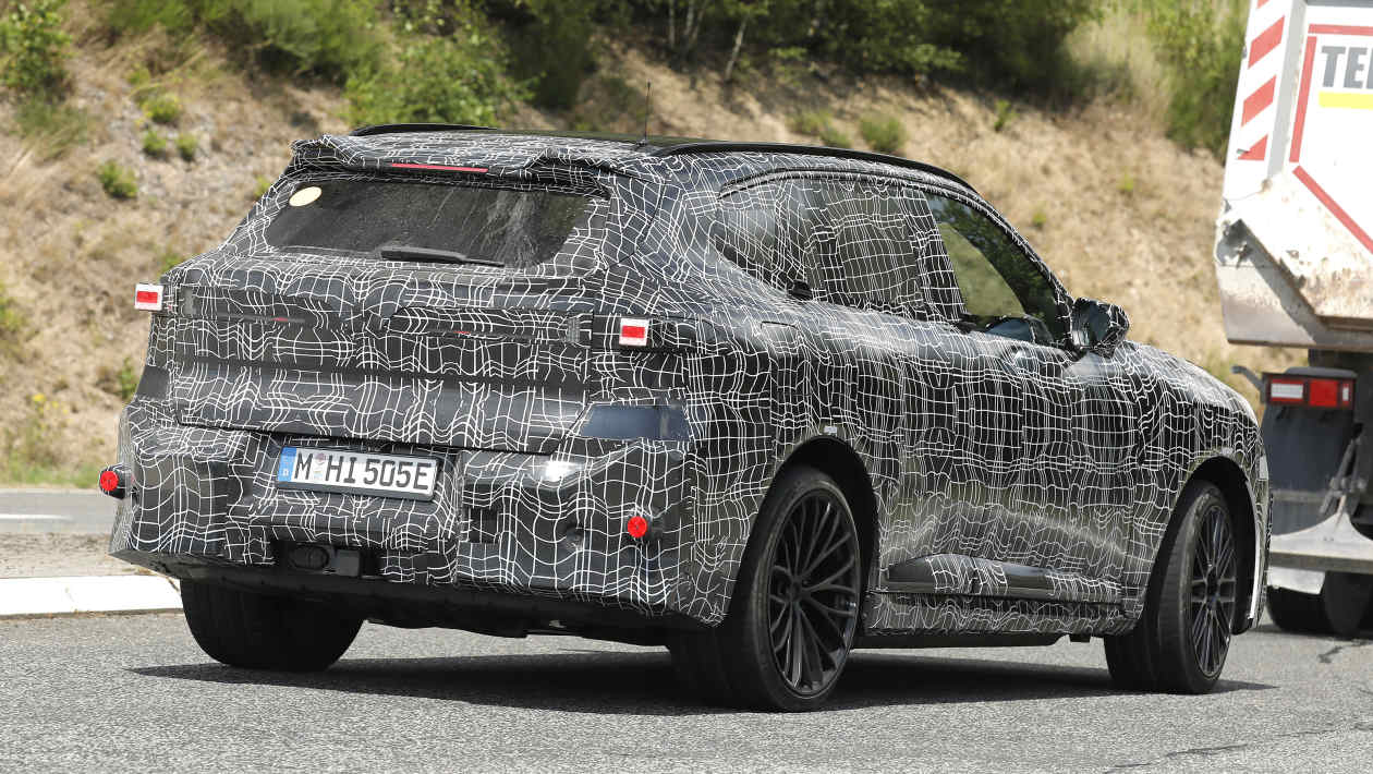 Prototipul BMW iX5 M electric urmărit din spate pe circuit