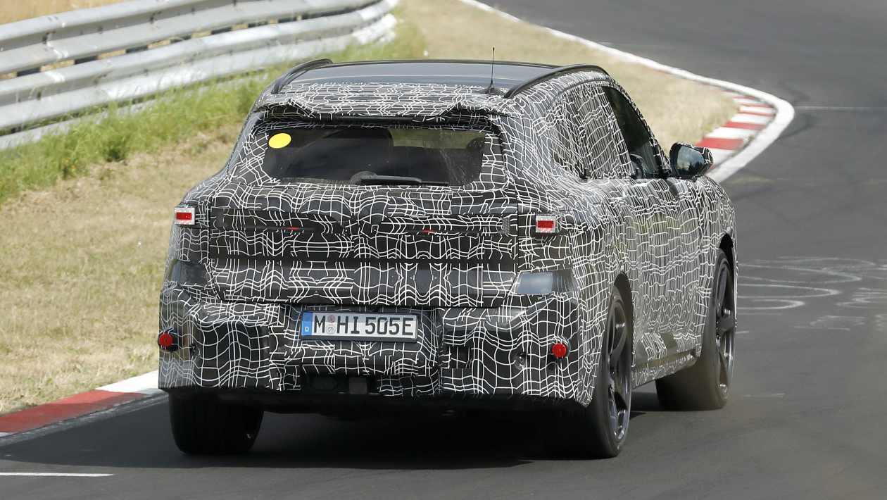 BMW iX5 M electric fotografiat din spate în timpul testelor