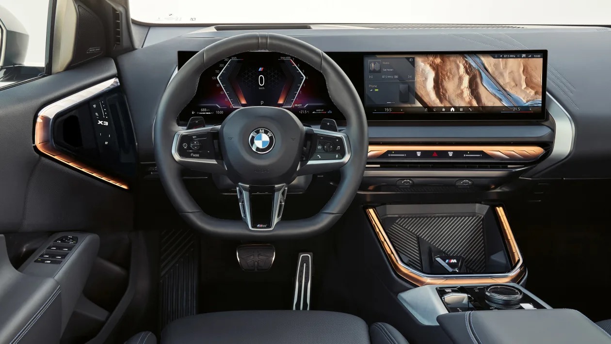 Interior BMW cu ecran central