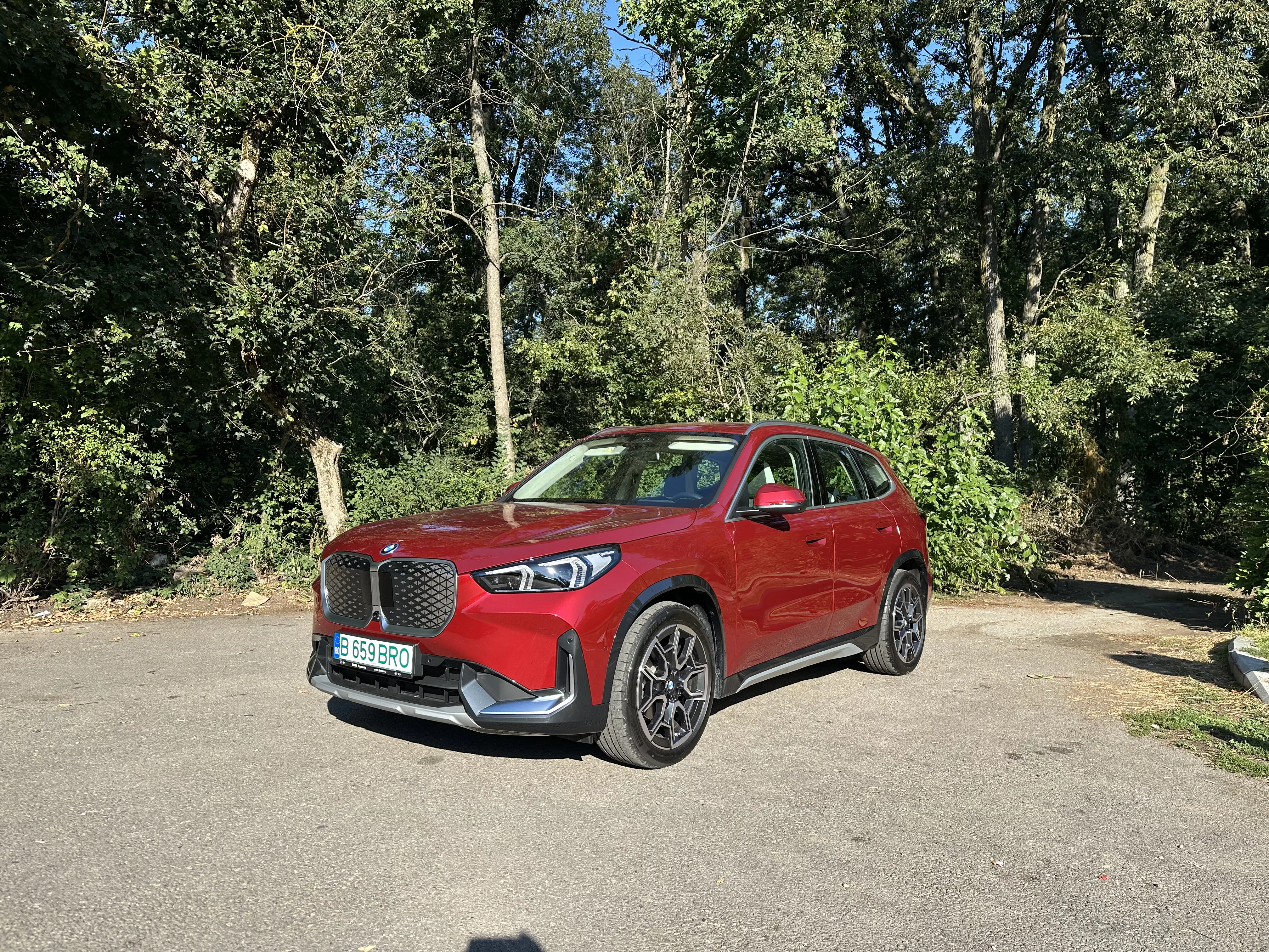 Test drive BMW iX1 eDrive20 2026: SUV-ul electric BMW care pune confortul și eficiența înaintea performanței