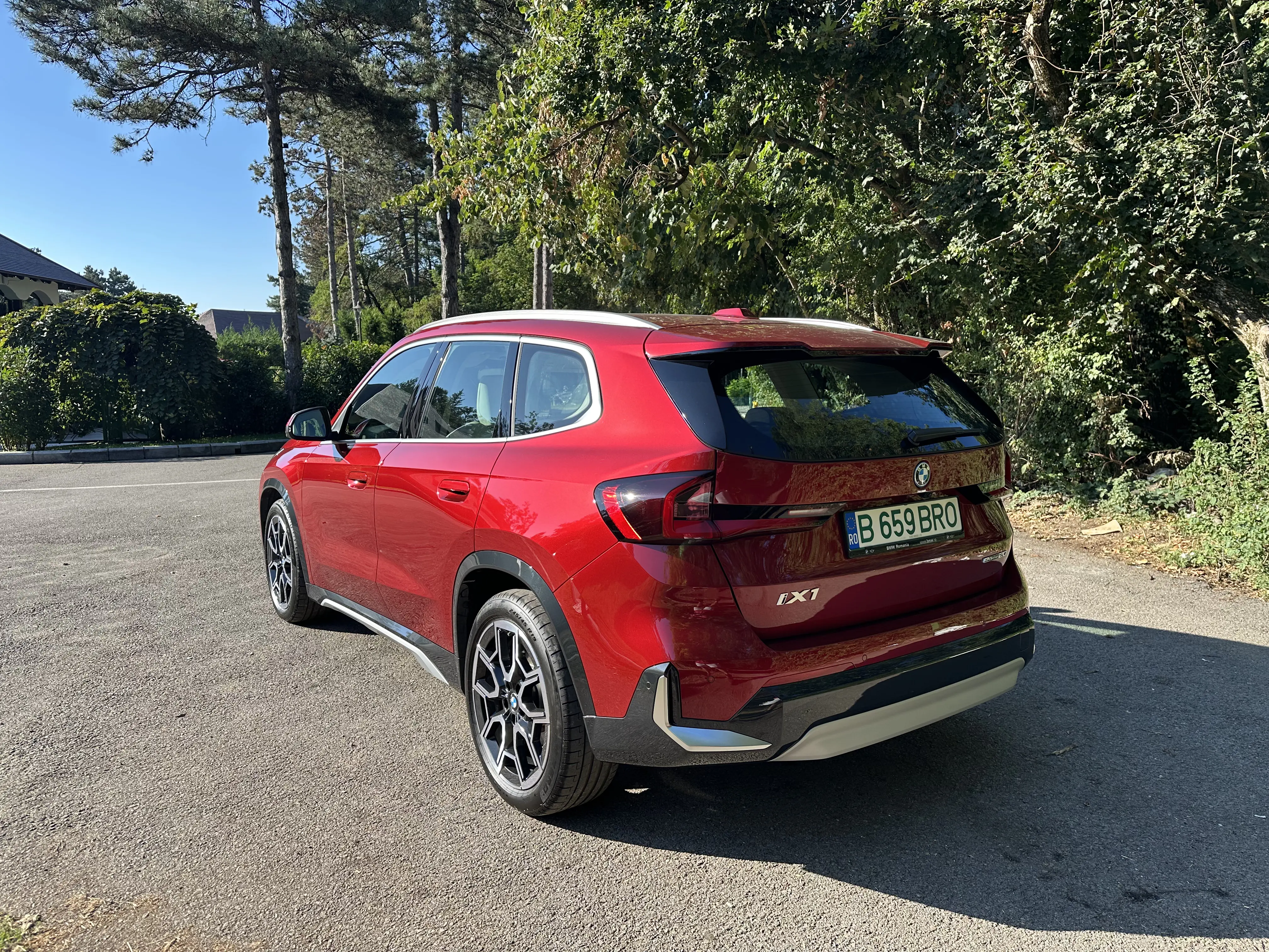 Test drive BMW iX1 eDrive20 2026: SUV-ul electric BMW care pune confortul și eficiența înaintea performanței