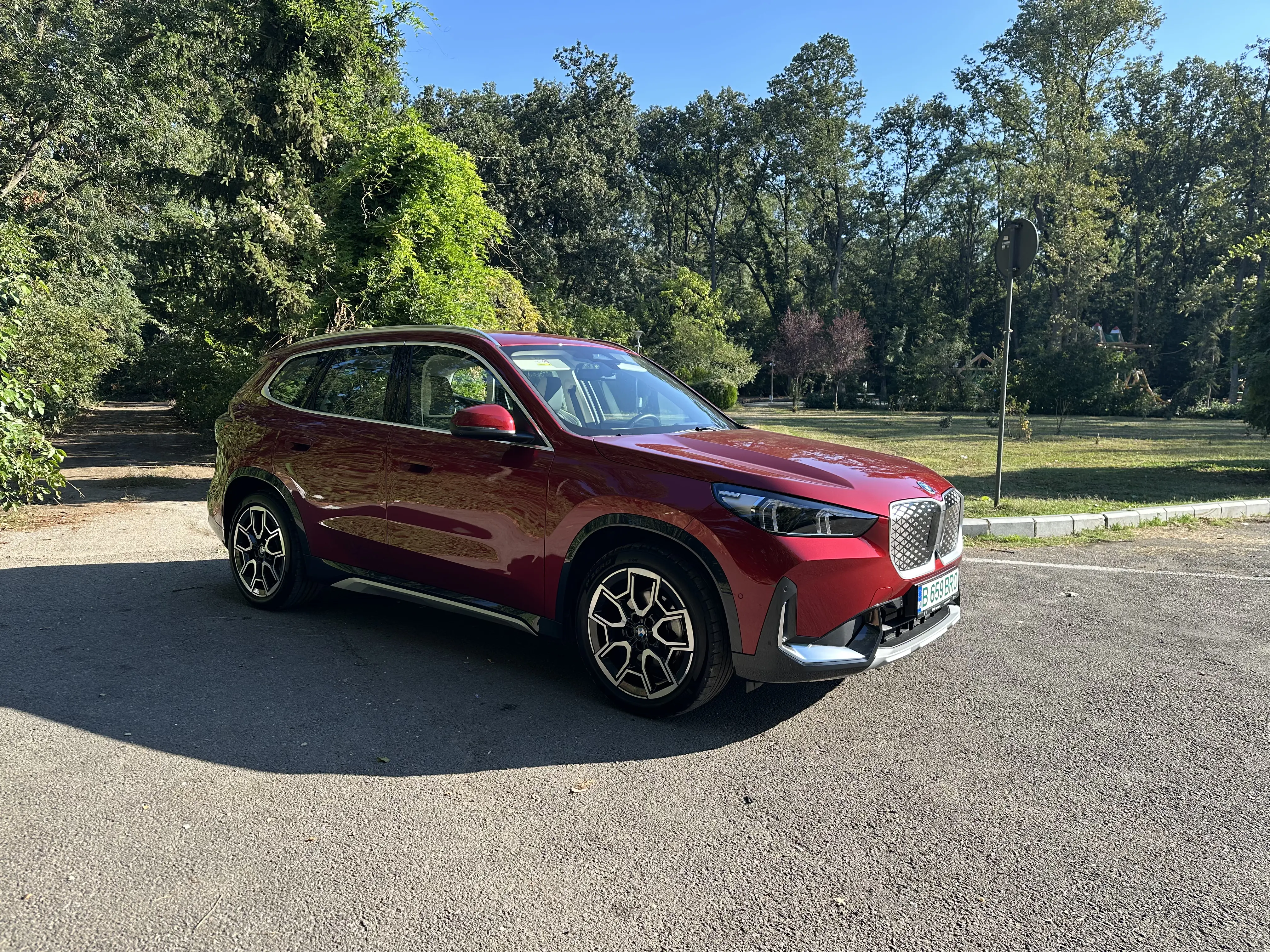 Test drive BMW iX1 eDrive20 2026: SUV-ul electric BMW care pune confortul și eficiența înaintea performanței