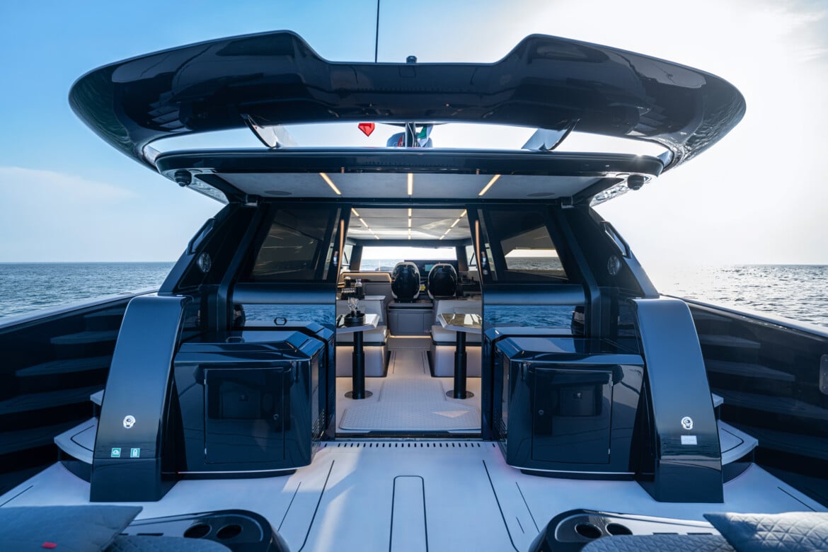 Puntea posterioară și salonul catamaranului Brabus Ultima 55