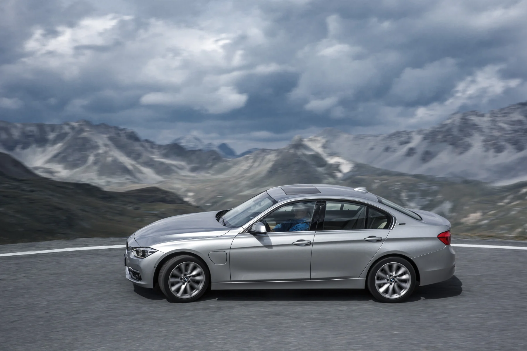 BMW 330e plug-in hybrid pe un drum montan