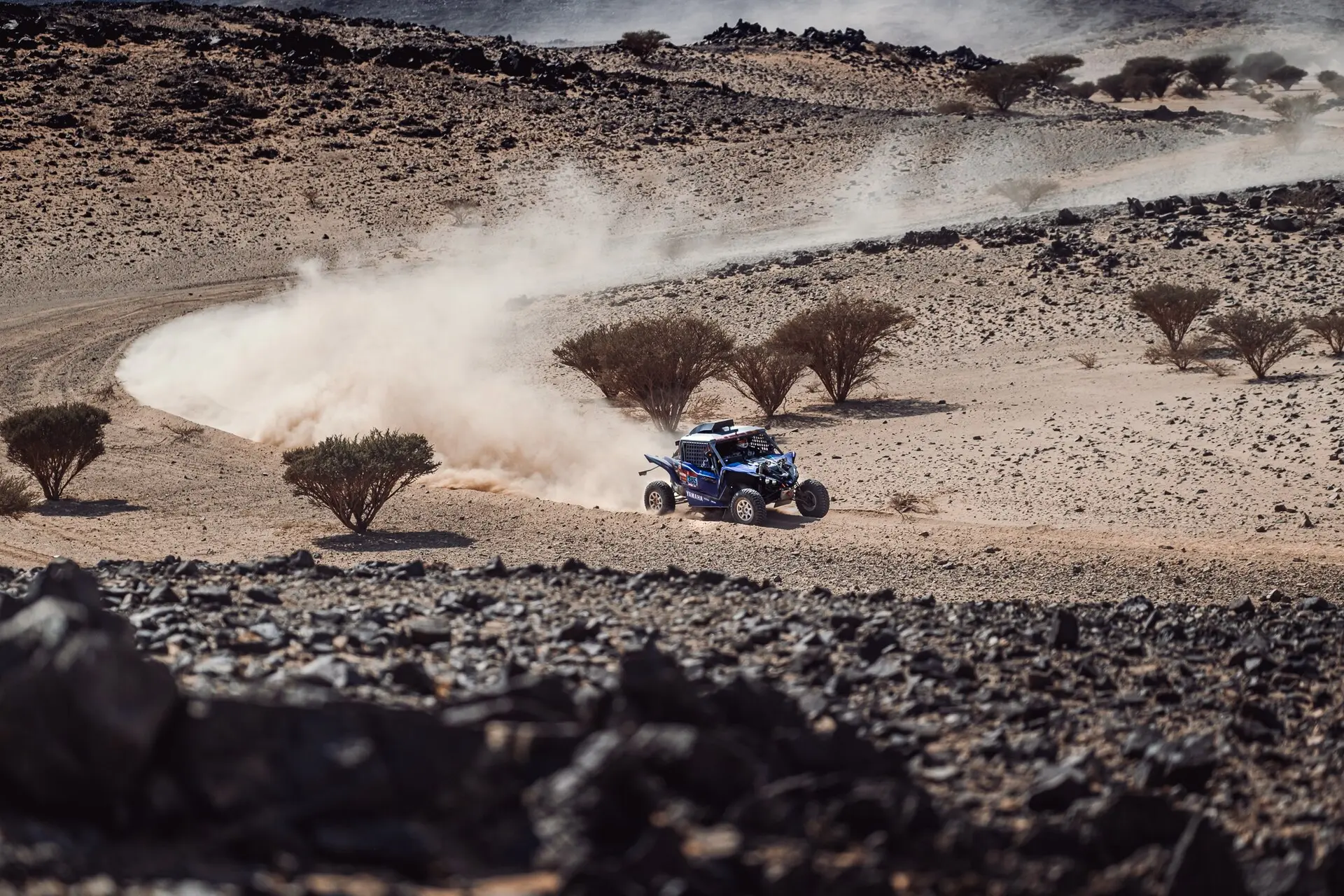 Mașină de raliu în timpul unei probe Dakar în Arabia Saudită