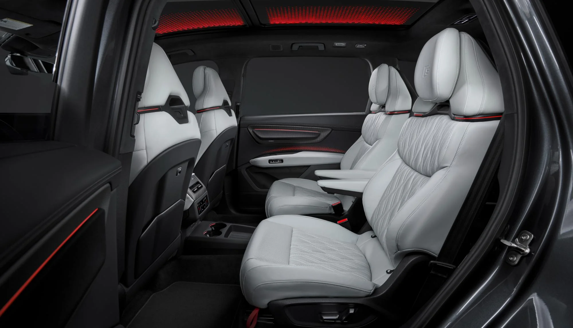 Dezvăluite primele imagini cu interiorul noului Audi Q9 și portierele sale cu deschidere automată