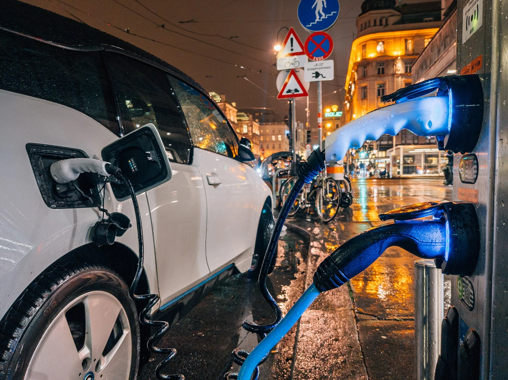 Mașină electrică la încărcare, imagine cu licență CC BY 2.0