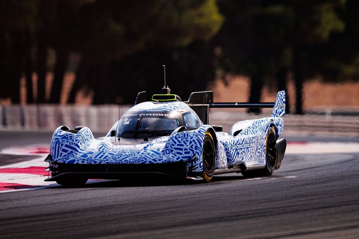 Ford Hypercar LMDh, camuflaj albastru-alb, pe Circuit Paul Ricard