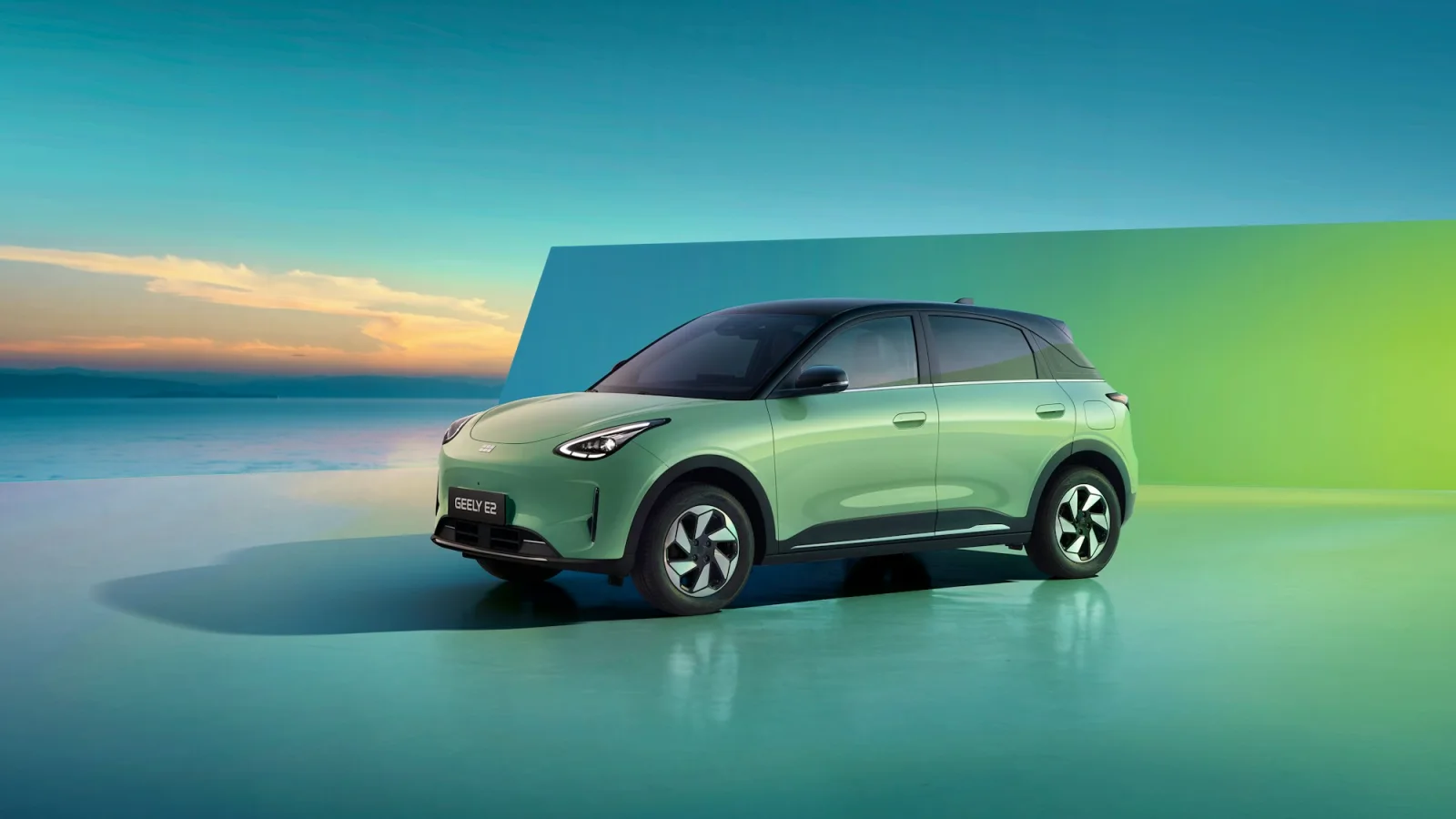 Geely E2 verde fotografiat din față și lateral