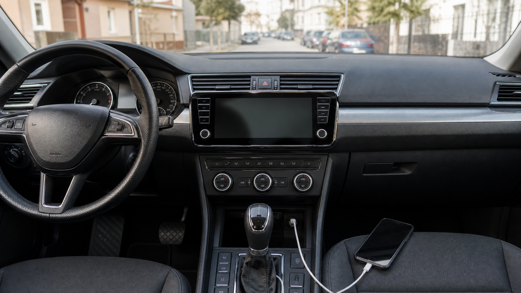 Sistem multimedia și infotainment la mașină second-hand în 2026: ce verifici la CarPlay, Android Auto, ecran, update-uri și comenzi