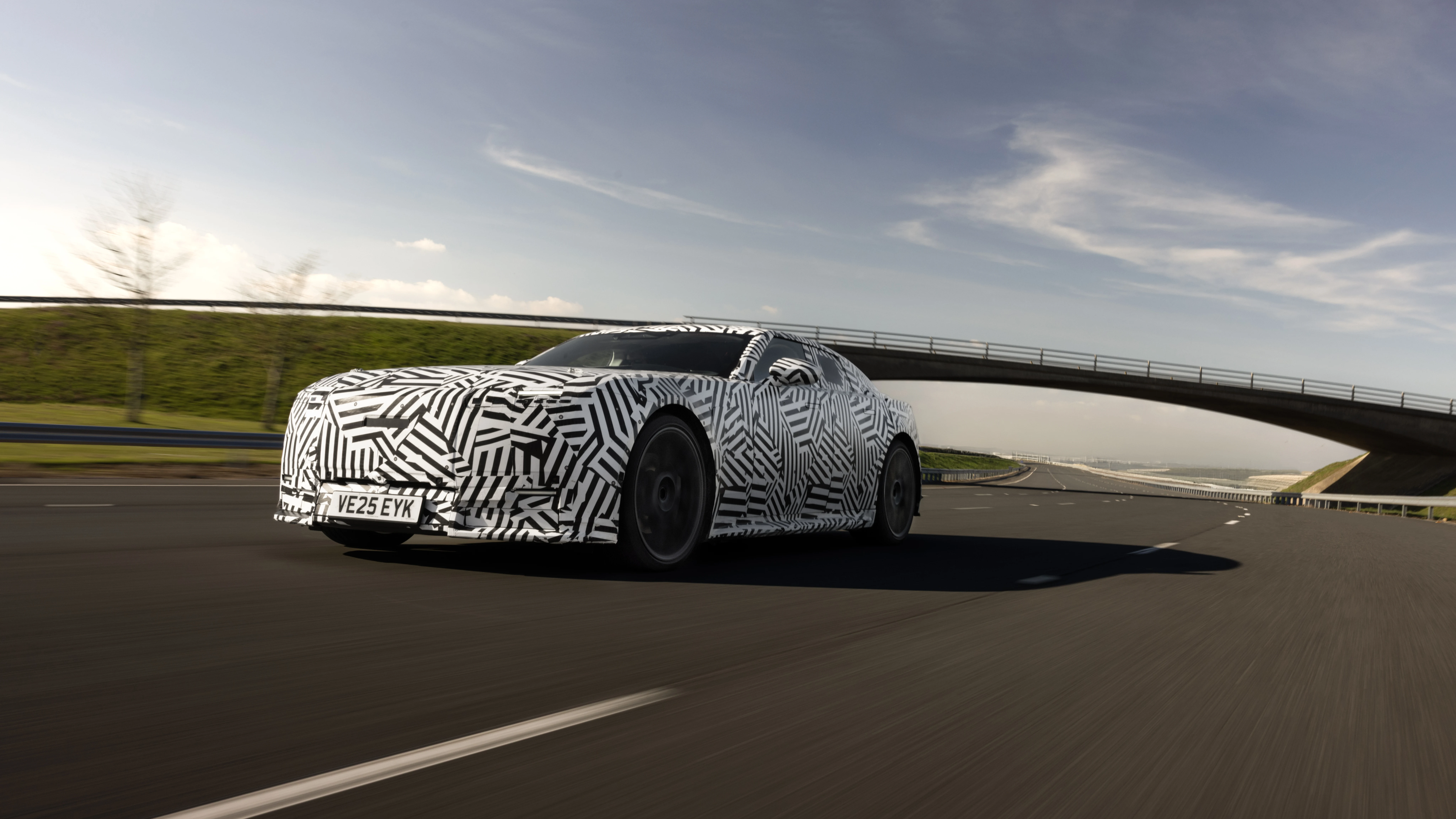 Prototipul noului Jaguar GT electric, într-o fotografie oficială JLR