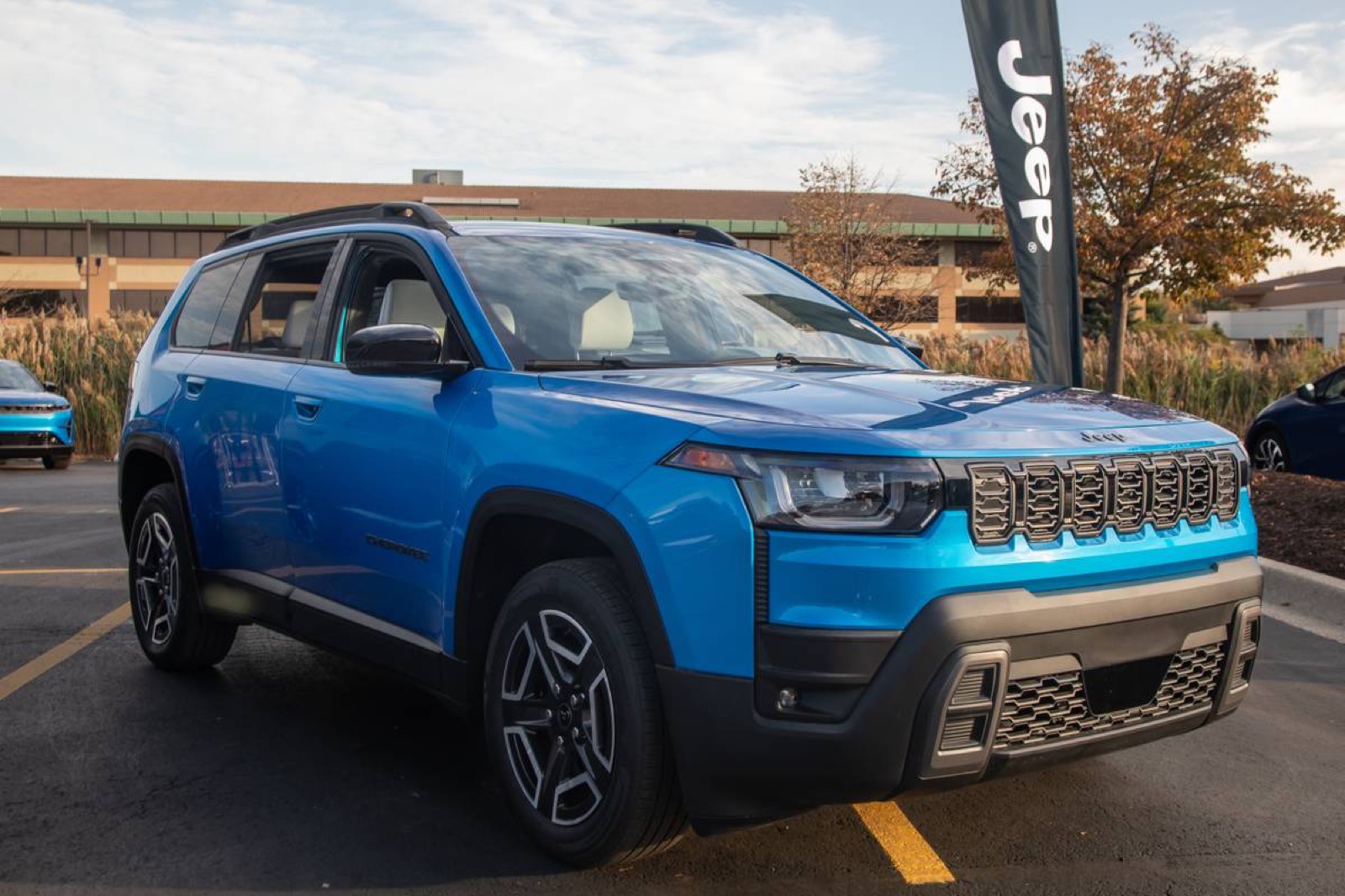 Jeep Cherokee 2026 albastru, generația actuală, trei sferturi față
