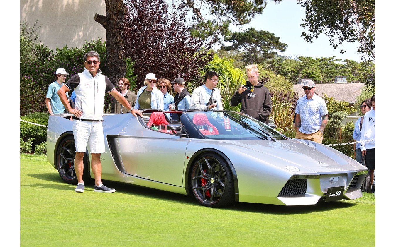 Ken Okuyama lângă Kode89, pe gazonul de la Pebble Beach
