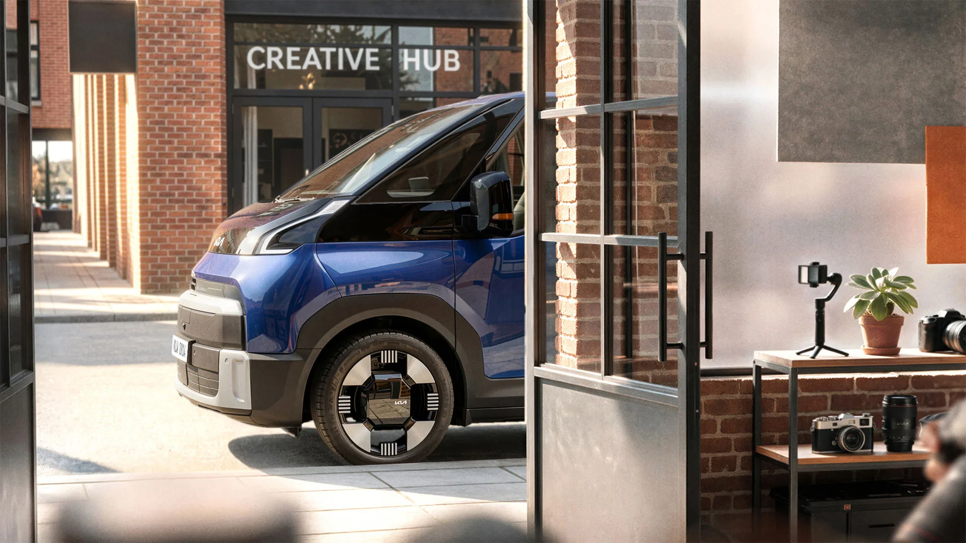 Kia PV7, vedere frontală, în context urban