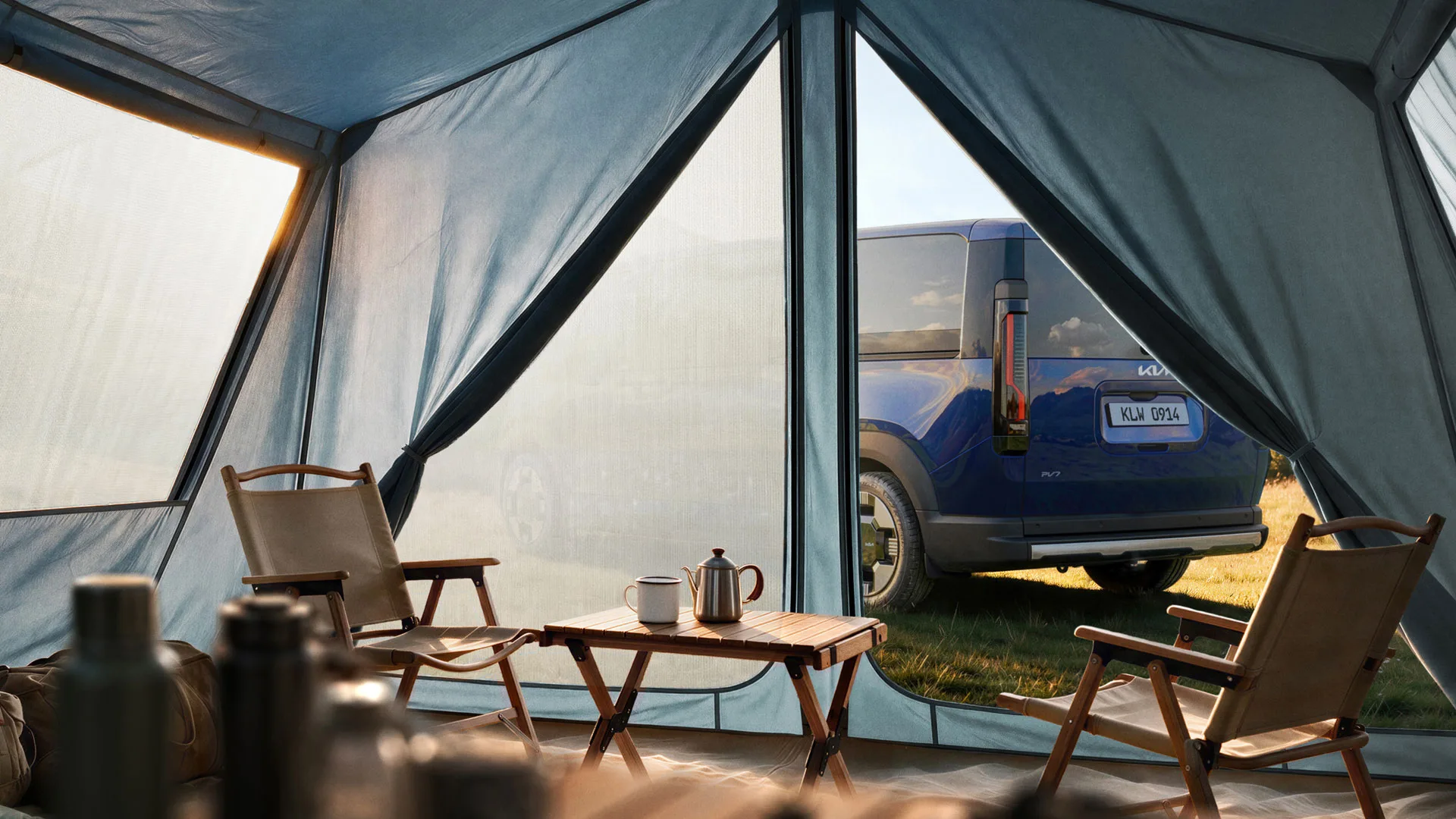 Kia PV7, vedere spate, în context outdoor