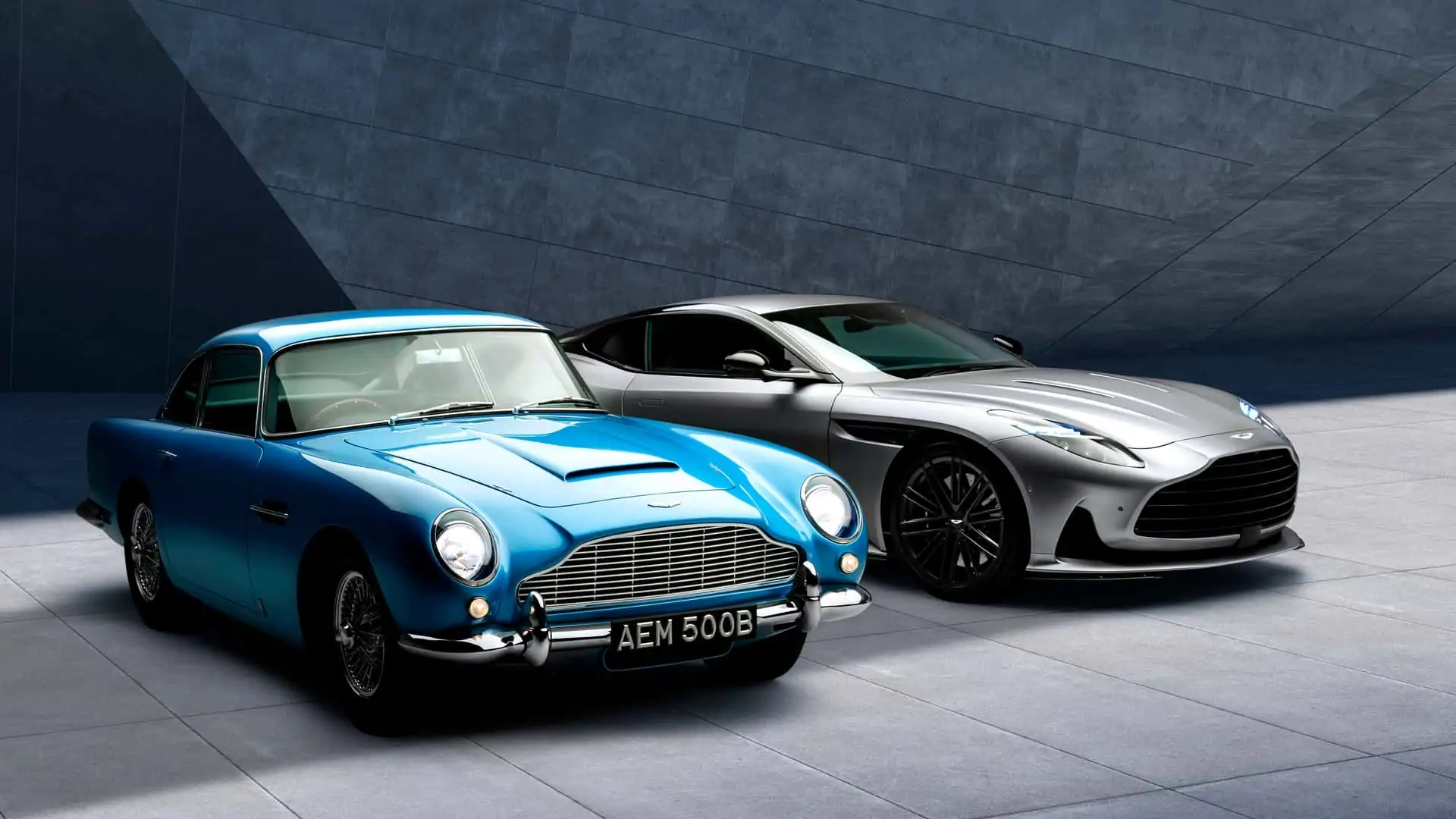 Aston Martin DB5 alături de un model modern al mărcii britanice