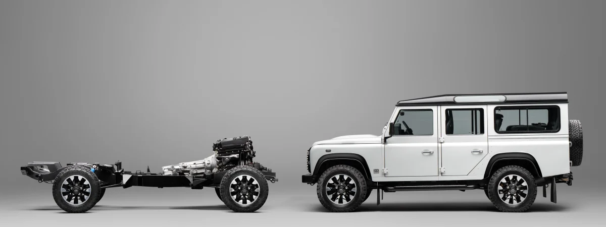 Două Land Rover Defender clasice, unul înainte și unul după conversia Works V8