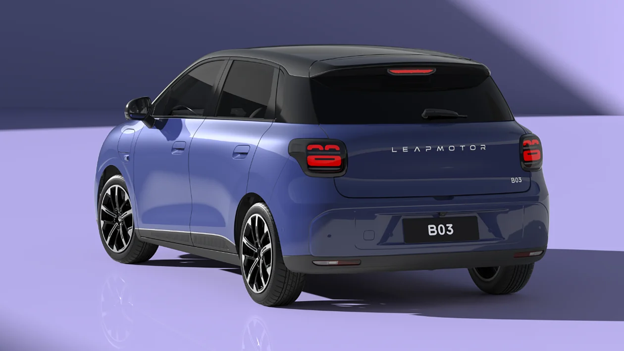 Leapmotor B03 văzut din spate, cu hayon vertical și stopuri compacte
