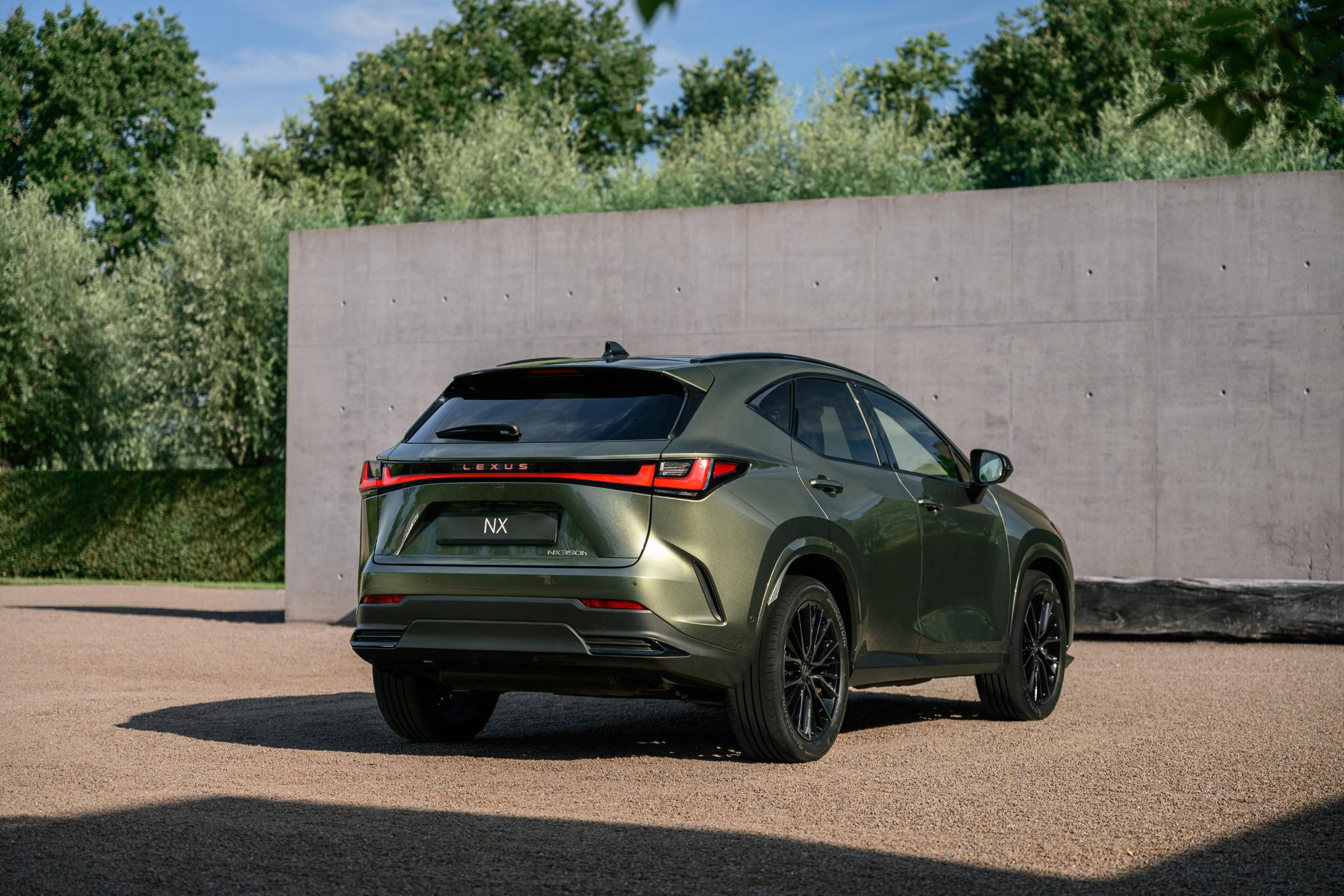 Noul Lexus NX facelift, văzut din spate