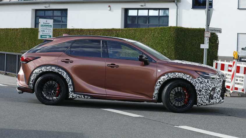 Profilul prototipului Lexus RX cu aripi lățite și suspensie coborâtă