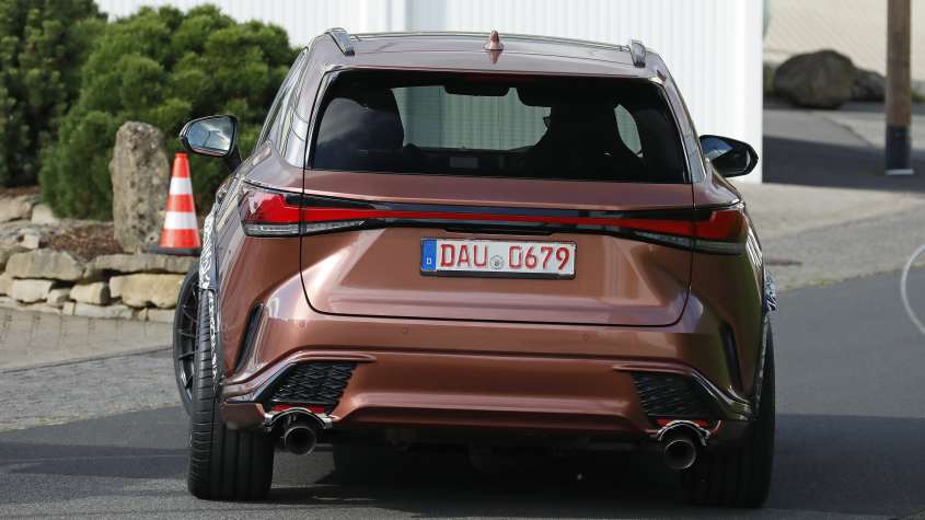 Partea din spate a prototipului Lexus RX de performanță