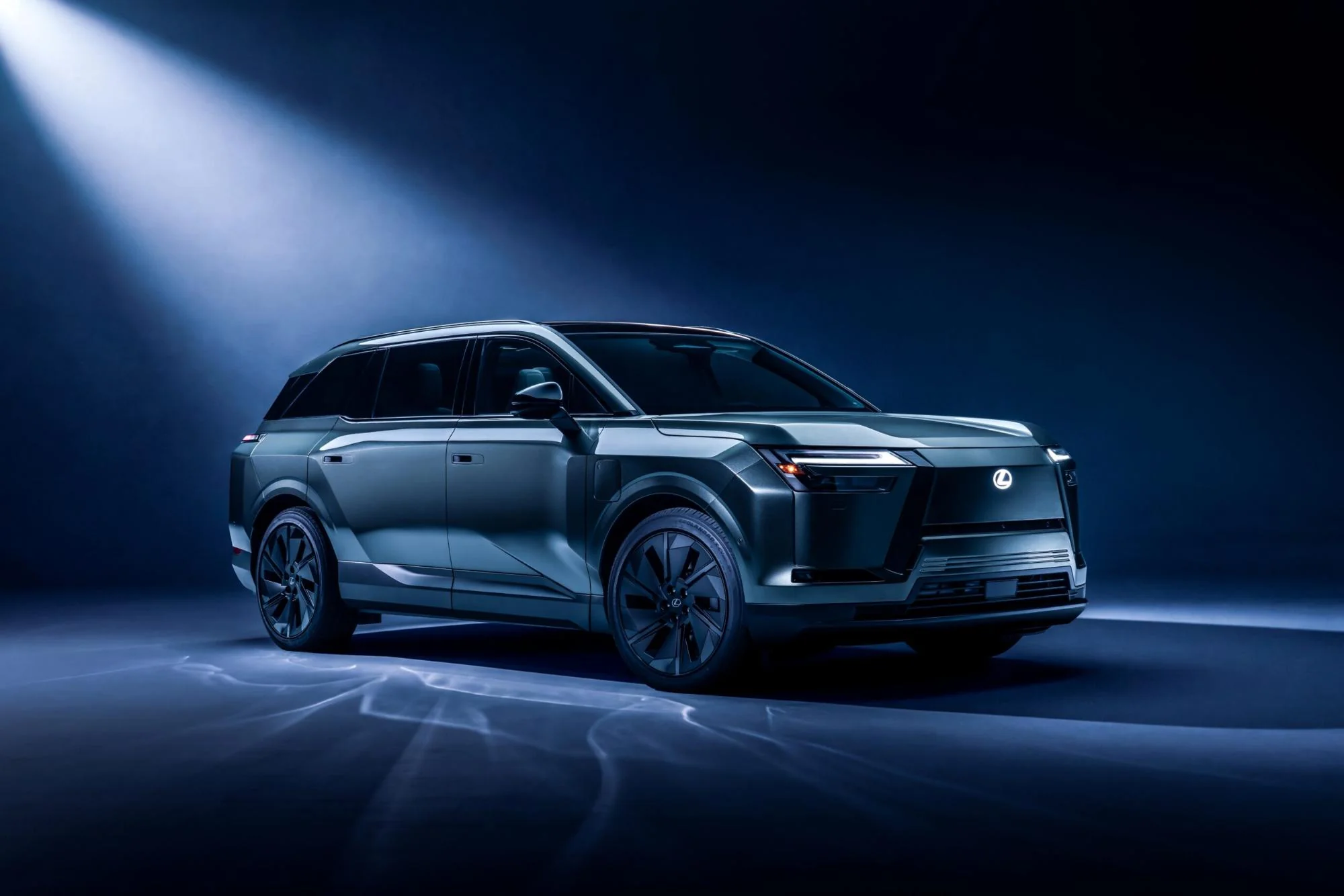 Lexus TZ, primul SUV electric cu 6 locuri al mărcii, imită sunetul unui motor V10