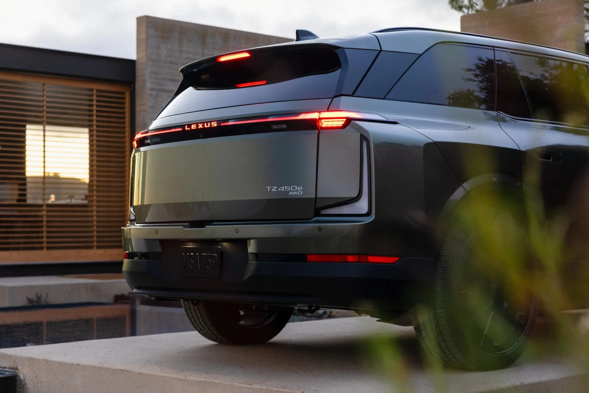 Lexus TZ, primul SUV electric cu 6 locuri al mărcii, imită sunetul unui motor V10