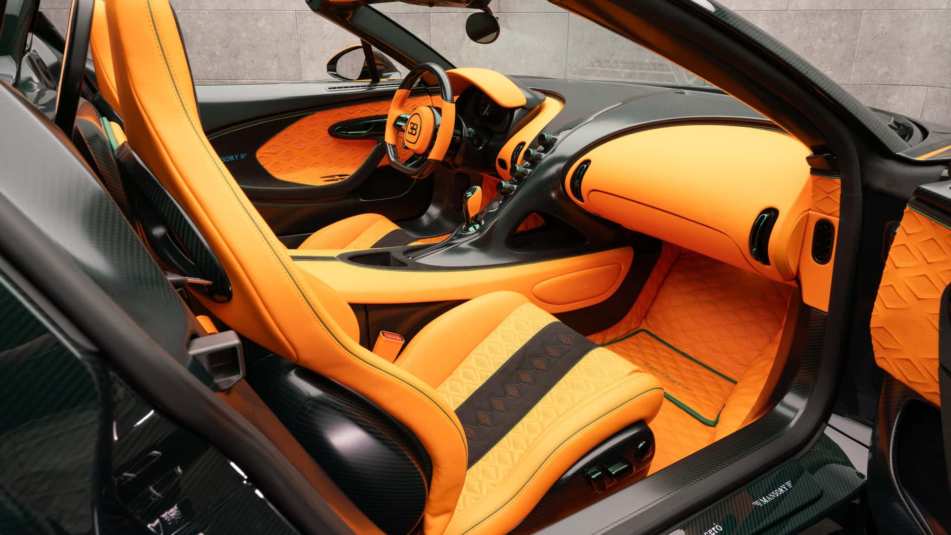 Habitaclul Mansory Vincerò, piele portocalie și carbon