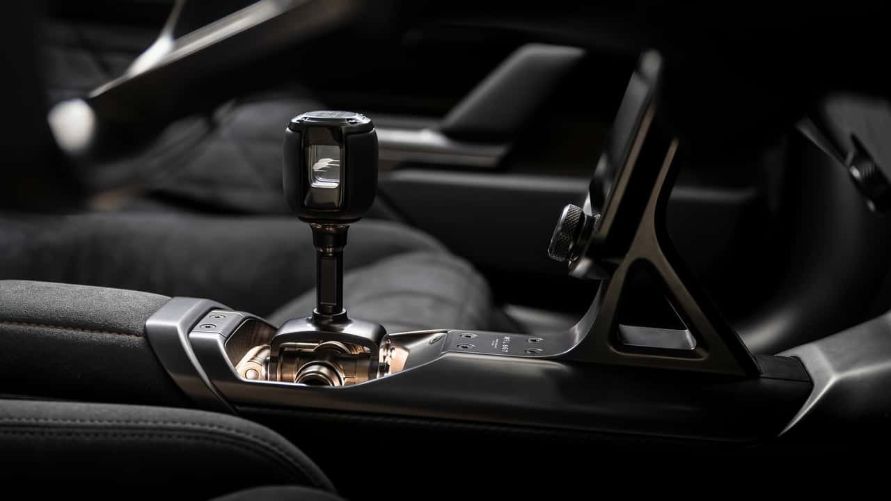 Levierul cutiei manuale McLaren McL 6GT, cu legătură mecanică expusă