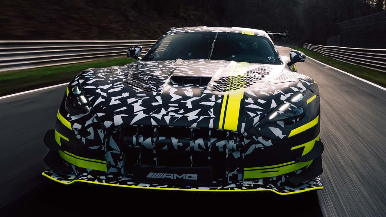 Prototip Mercedes-AMG GT camuflat, cu eleron mare, pe circuit