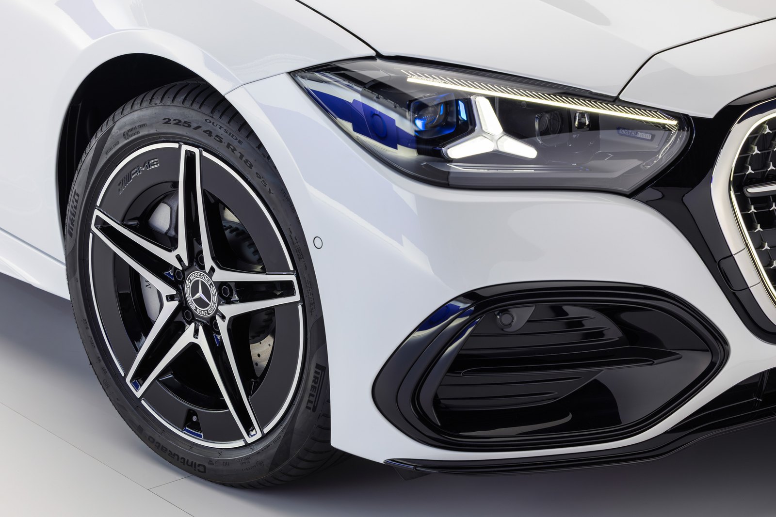 Far Mercedes-Benz Clasa C facelift, semnătură stea și Digital Light
