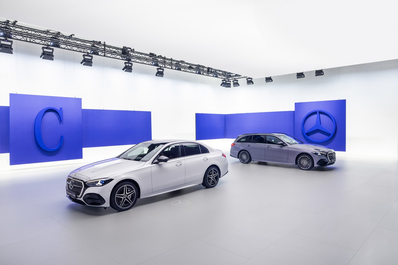 Mercedes-Benz Clasa C facelift, limuzină albă și break gri, în studio