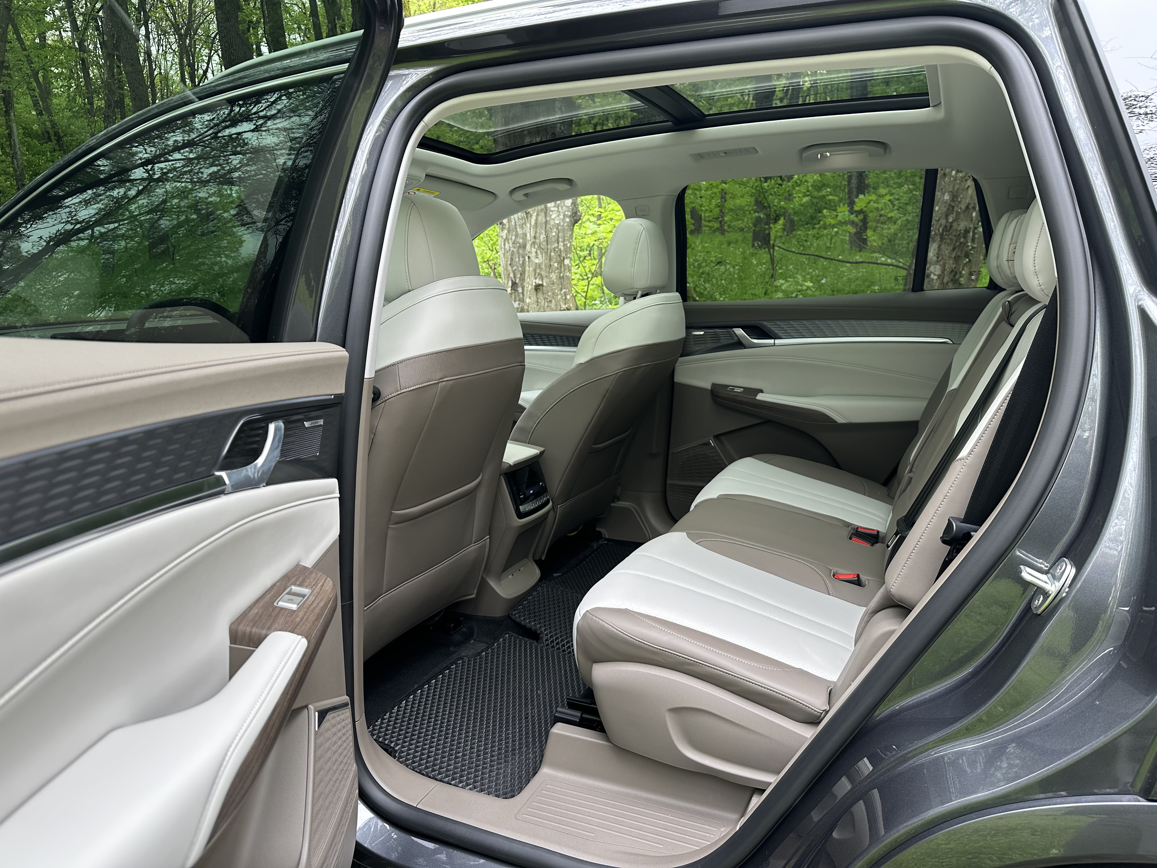 MG S9 PHEV a ajuns în România: prețuri de la 35.990 euro, autonomie electrică de până la 100 km și 7 locuri pentru familii