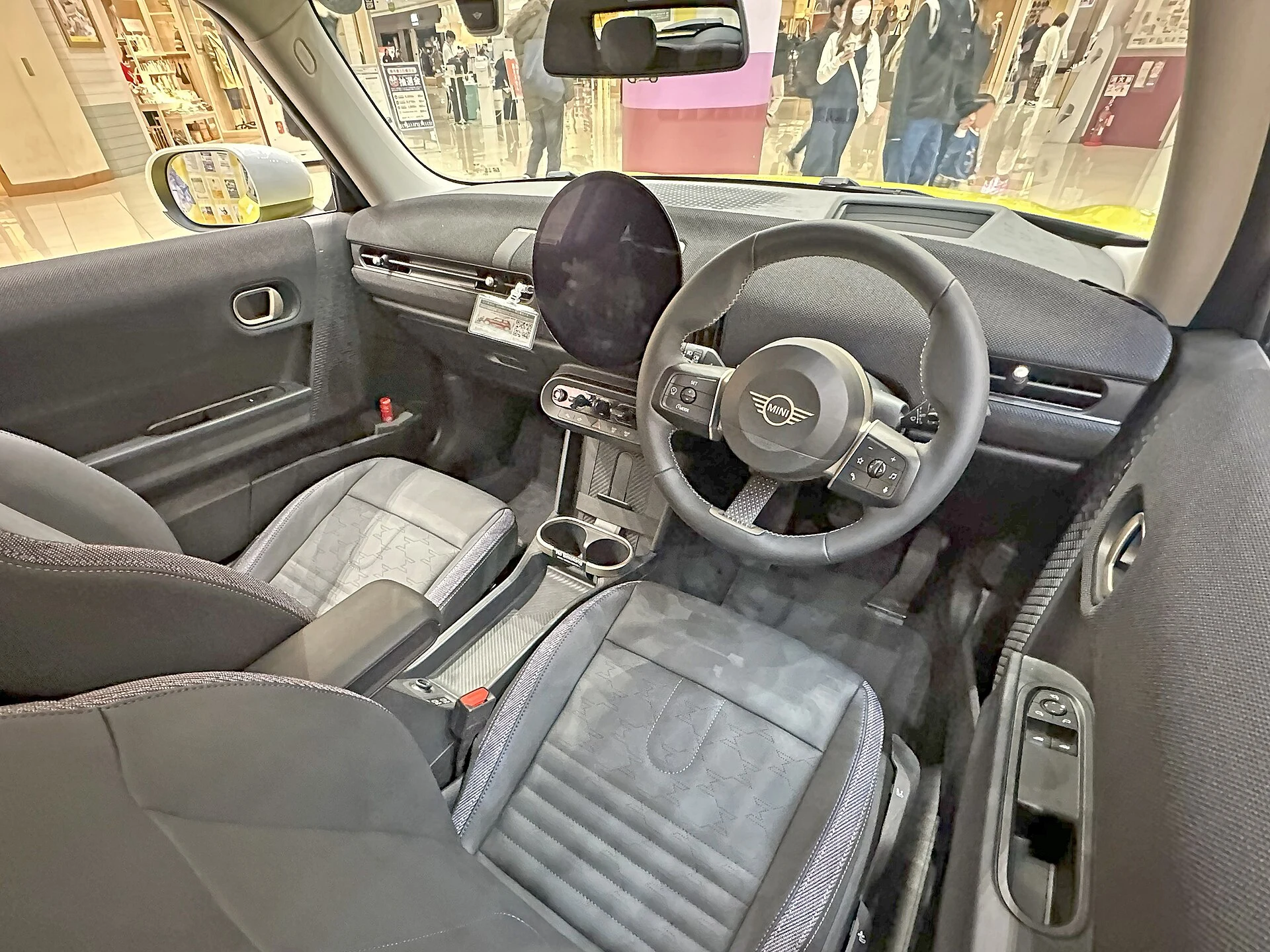 Interior de MINI Cooper S Electric cu displayul central rotund