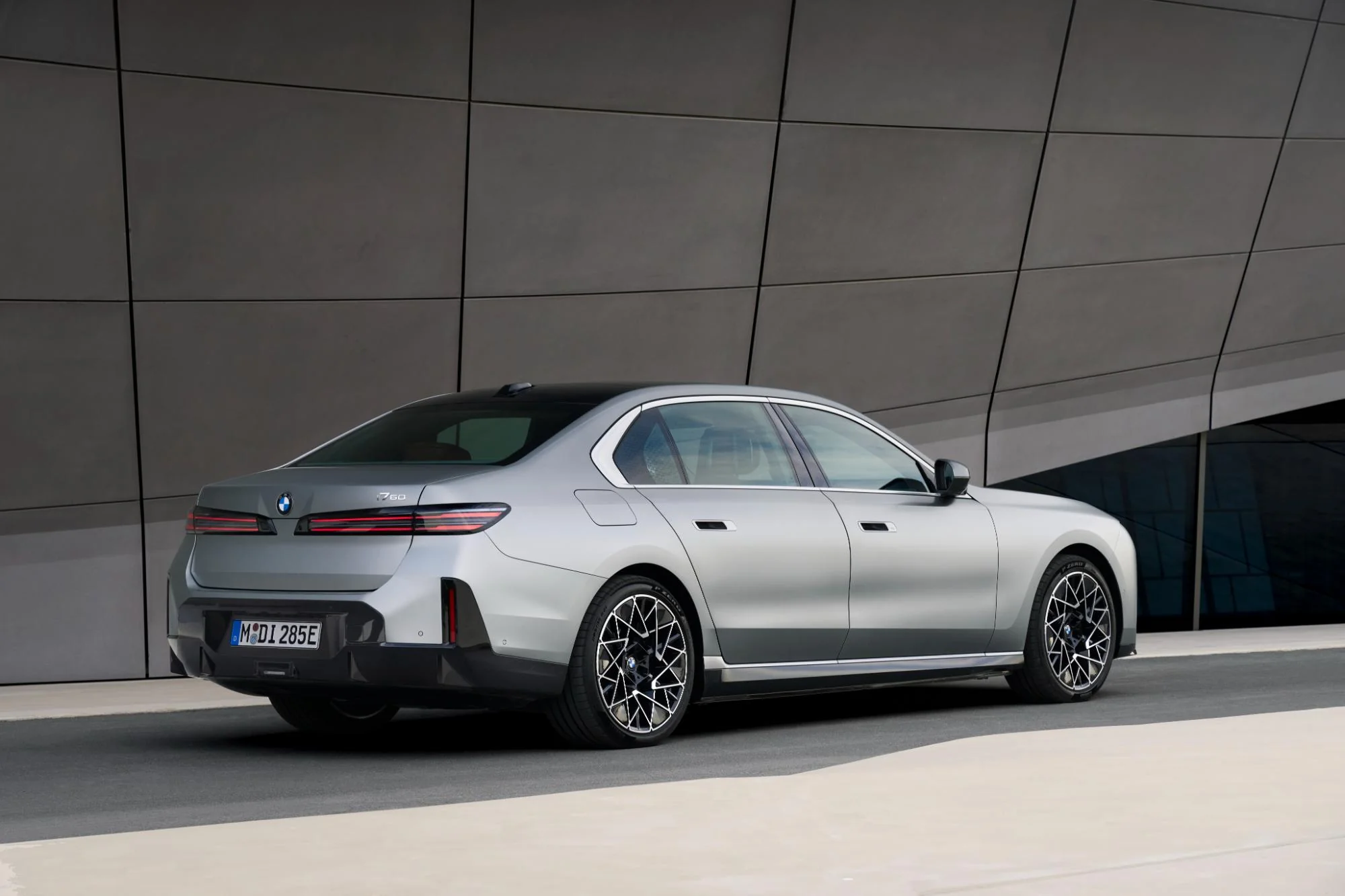 Noul BMW Seria 7 facelift cu ecran pentru pasager și autonomie de 727 km la versiunea electrică