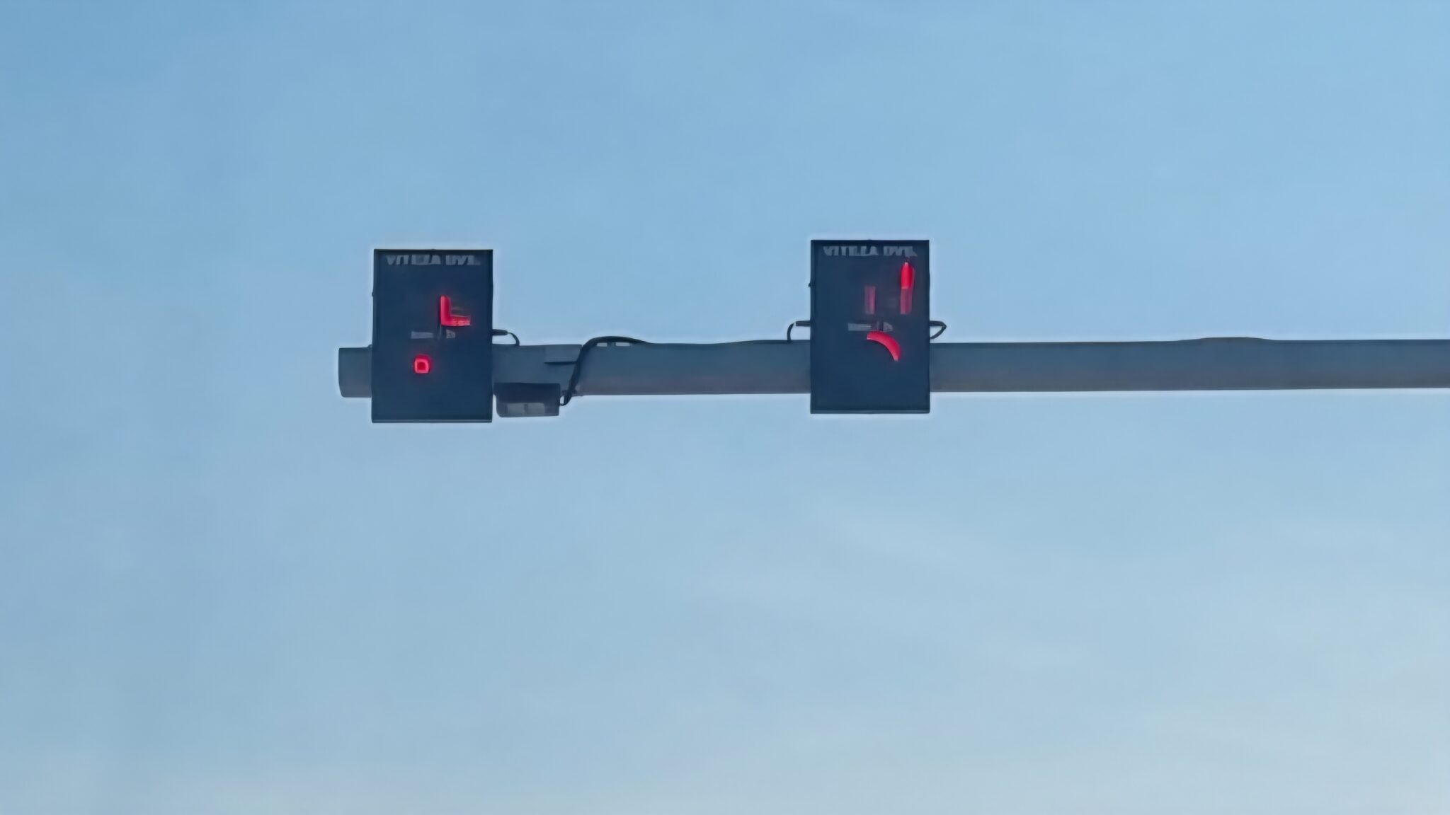 Panouri electronice care măsoară și afișează viteza pe un drum național