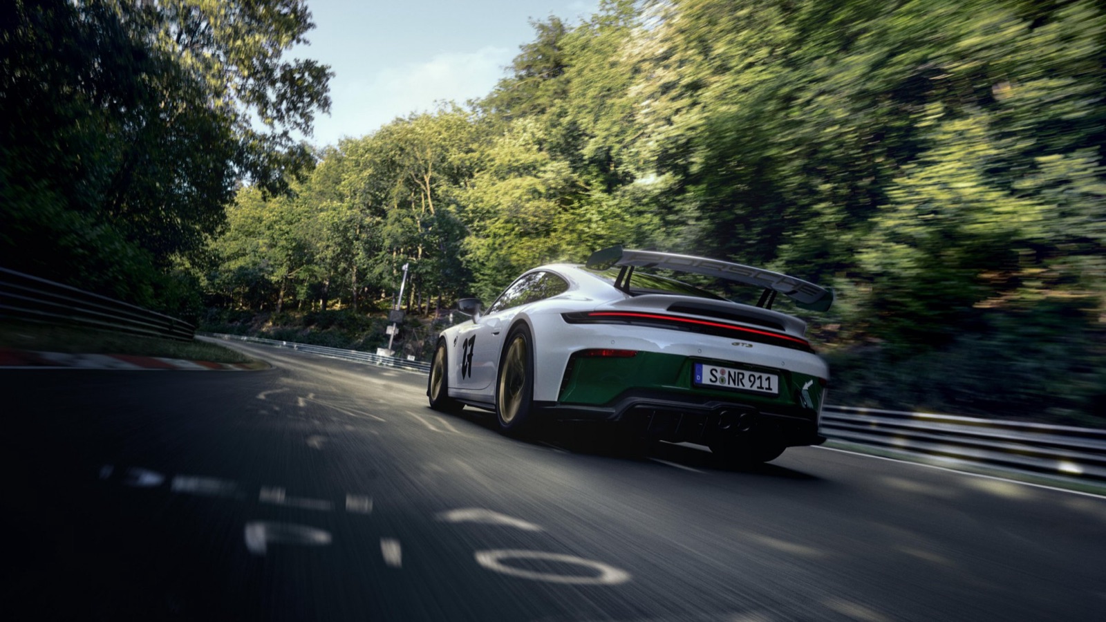 Porsche 911 GT3 100 Jahre Nürburgring, alb cu accente verzi, pe circuit