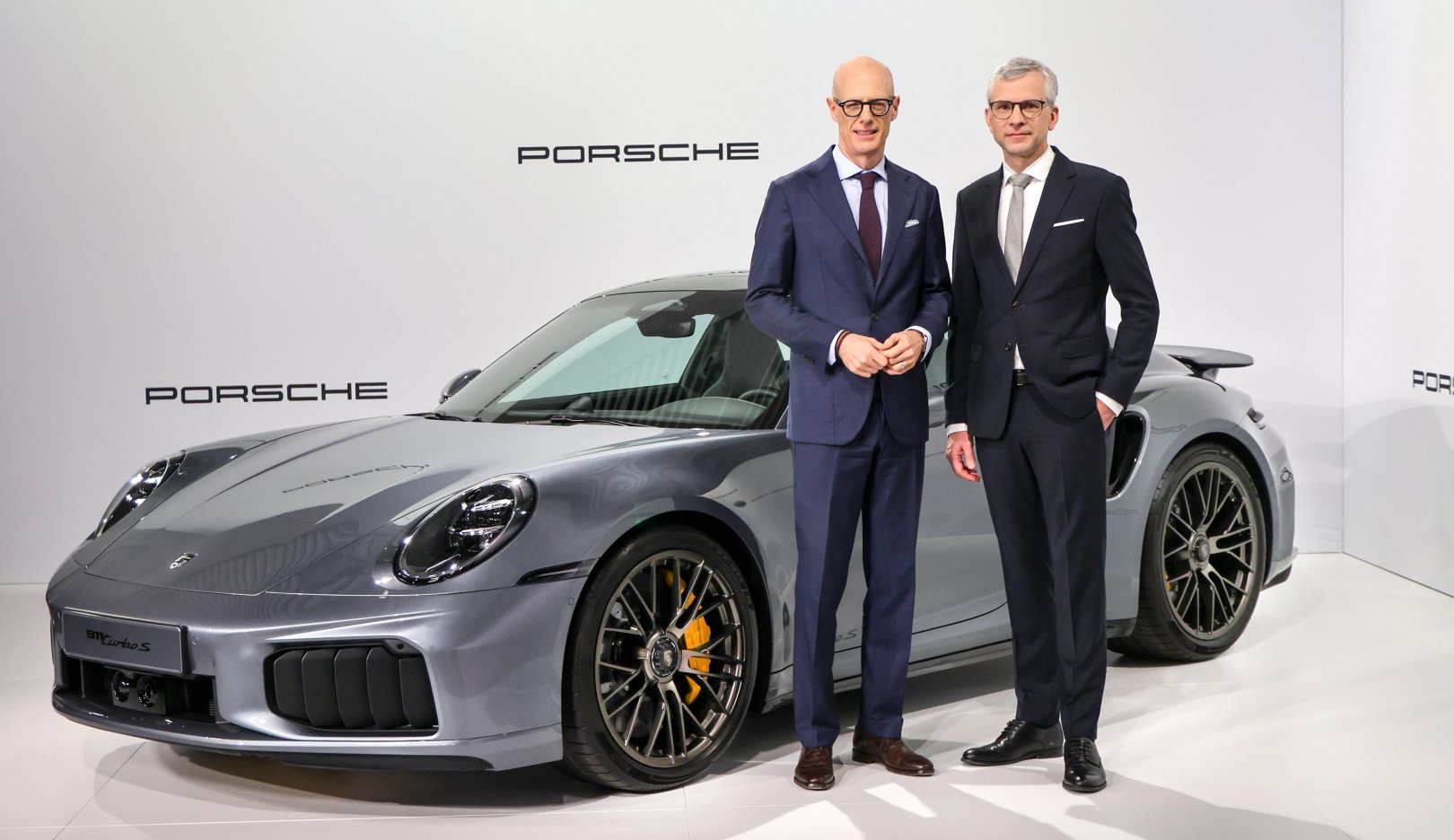Michael Leiters și Jochen Breckner lângă un Porsche 911 Turbo S