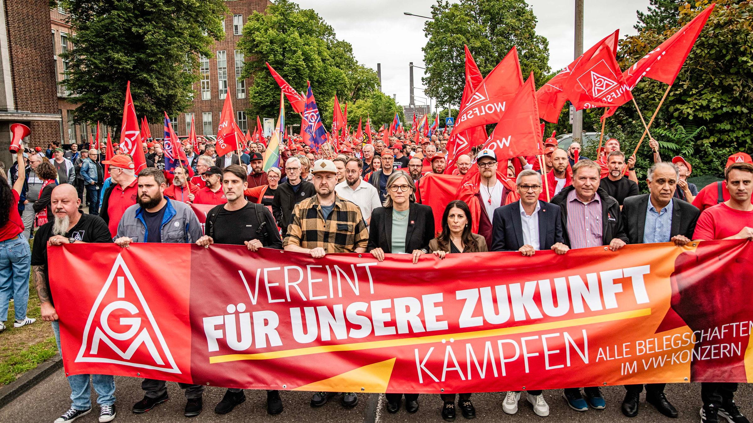 Angajați Volkswagen reuniți la protestul organizat la Wolfsburg
