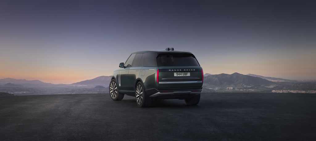 Range Rover Electric fotografiat din spate