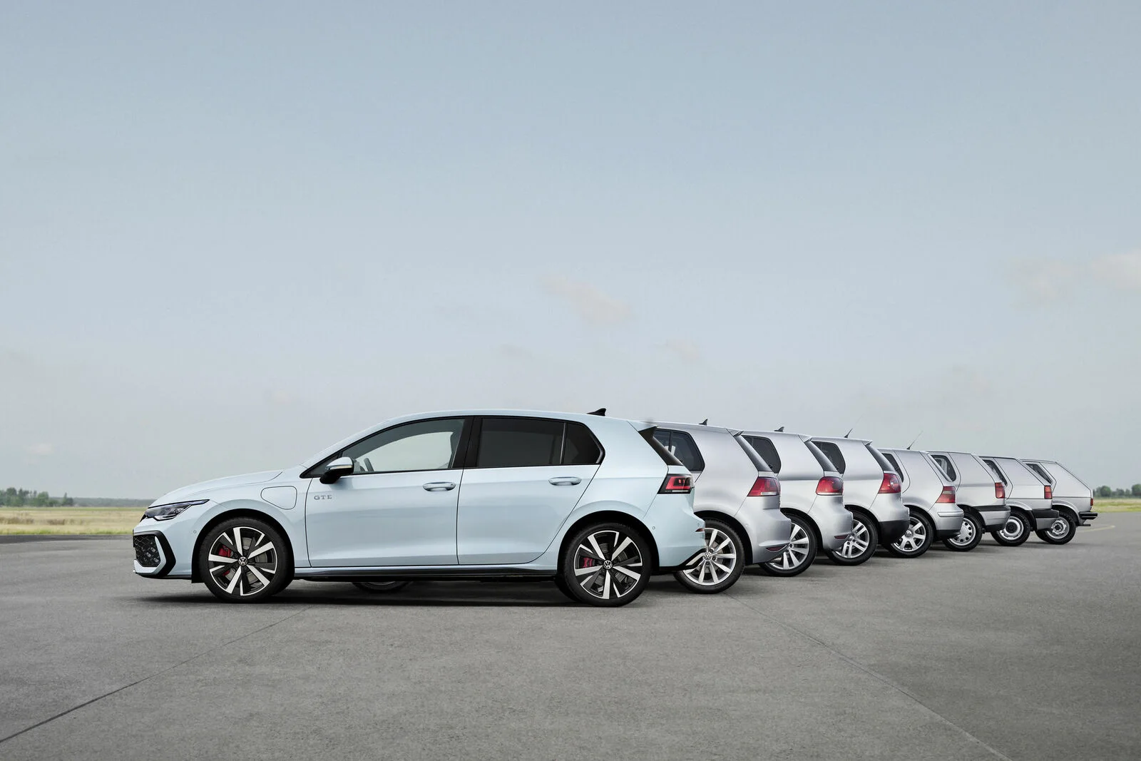Volkswagen Golf fotografiat din lateral, pe șosea