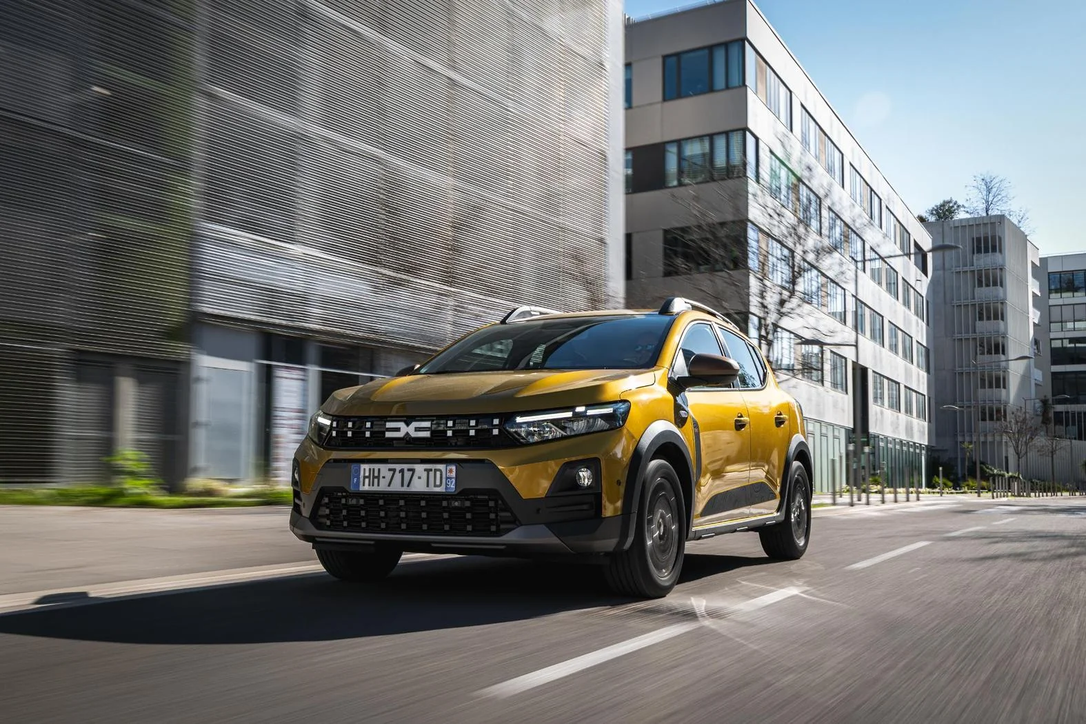 Renault Clio devine noul lider al vânzărilor în Europa, Dacia Sandero coboară de pe podium