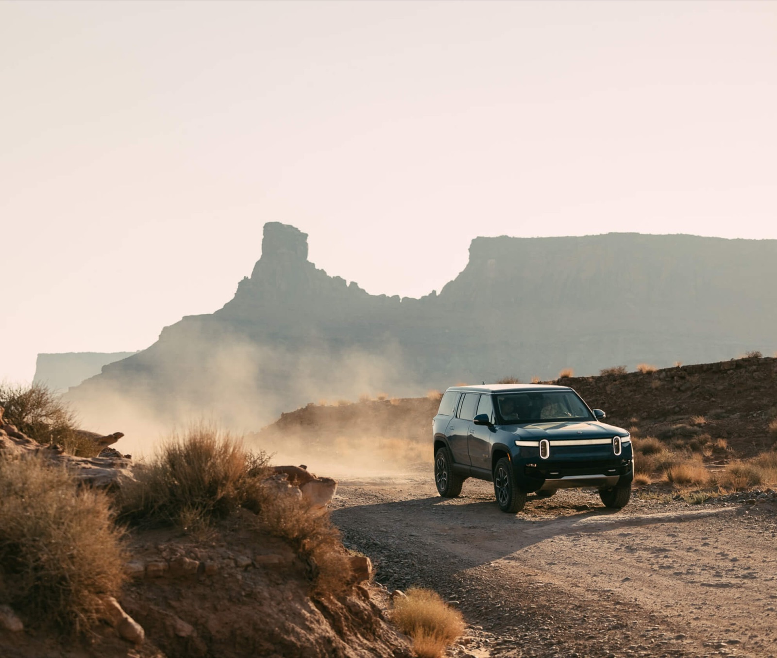 Rivian R1S, pe un drum de pământ